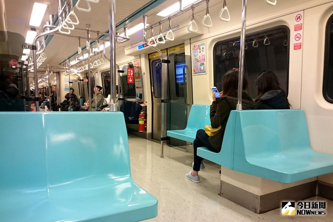 ▲搭大眾運輸工具時被逼讓座的事件時有所聞。（示意圖／ NOWnews 資料照）