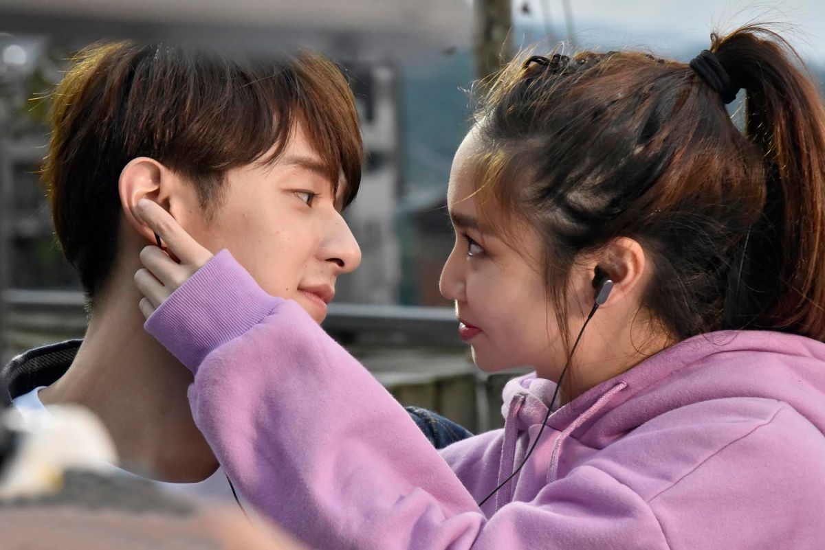 ▲陳芳語（右）、張軒睿在〈再愛我一天〉MV中飾演情侶，兩人有親密互動，因此讓許多人開玩笑要他們真的在一起。（圖／Sharp Music提供 , 2018.01.30）