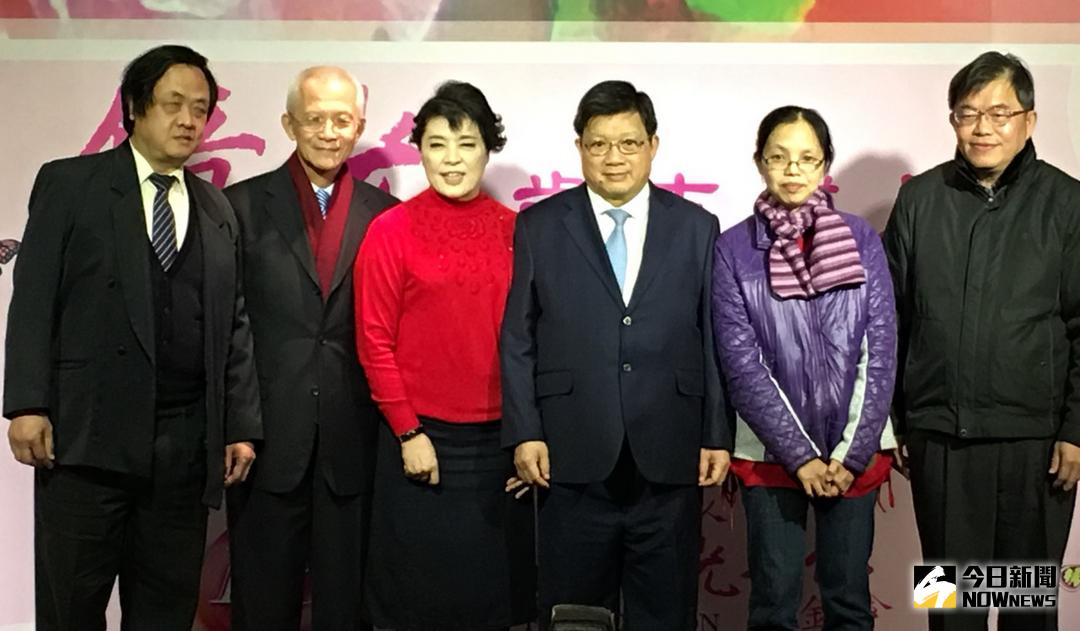 ▲億光電子董事長葉寅夫（右三）、聲樂家簡文秀（左三）夫婦在農曆春節前，捐贈200萬及154份的關懷品，給16個目前急需款項的慈善團體。（圖／記者陳志仁攝，2018.01.30）