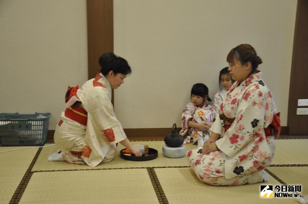 ▲日本文化體驗，由台中安君兒幼稚園園長張瑞華示範日本茶道，學生都覺得很新鮮。（圖／記者陳雅芳攝，2018.01.30）