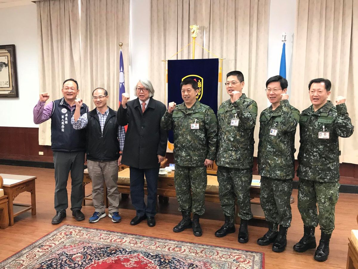 ▲107年春節民政處鄭處長代表潘縣長，前往第八軍團慰問。（圖／屏東縣政府提供）