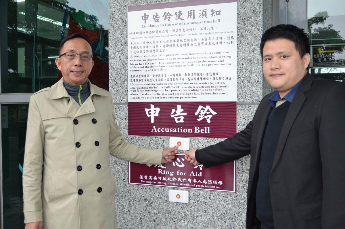 ▲三星鄉長黃錫墉（左）在律師陪同下，到宜蘭地檢署按鈴申告包括代理縣長陳金德之子在內三人違反選罷法。（圖／記者李清貴翻攝 , 2018.01.30）