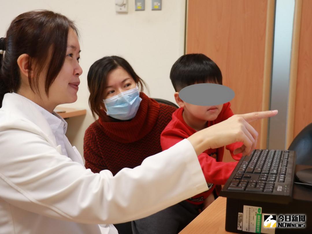 ▲蕭亦伶醫師向家長說明承接孩子情緒的方法。（圖／記者黃玿琮攝，2018.1.30）