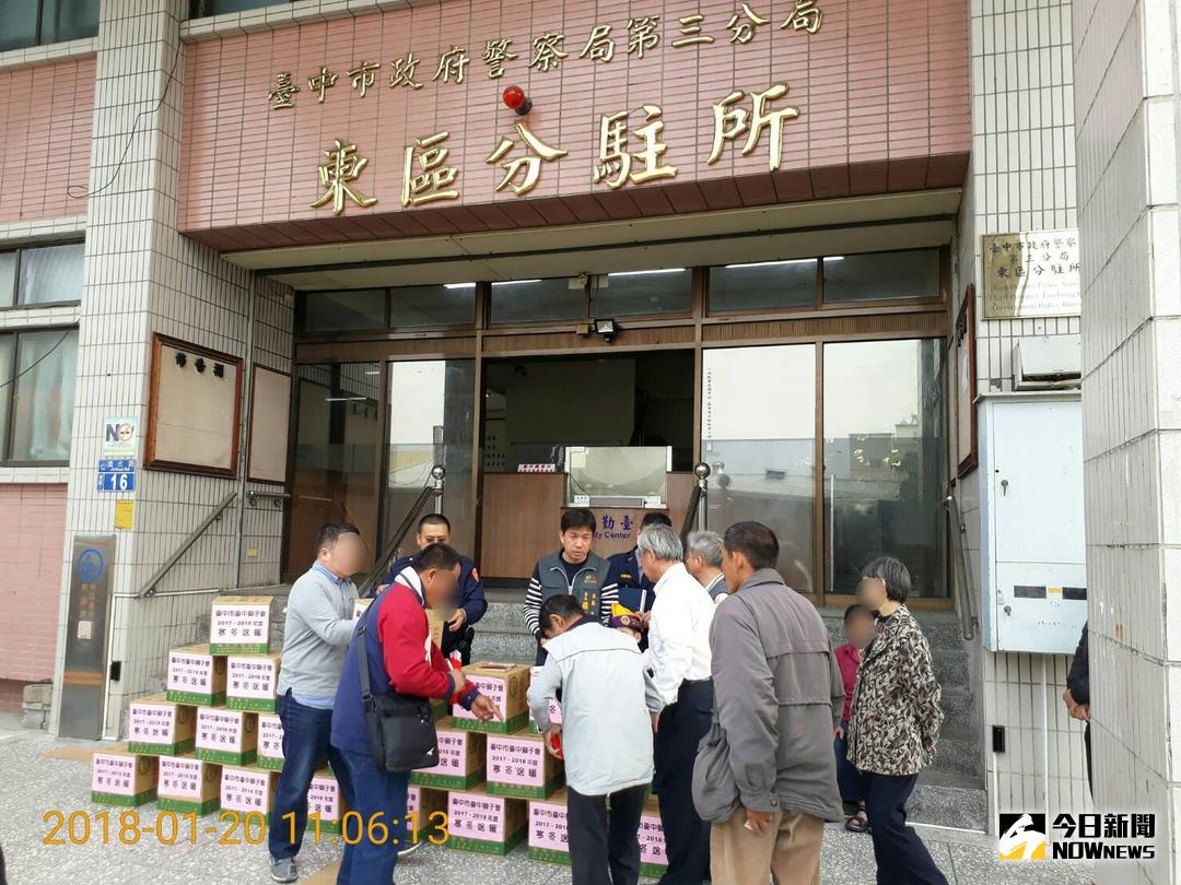 ▲台中市獅子會會長紀文貴，率隊至台中市政府警察局第三分局東區分駐所，舉辦寒冬送暖活動（圖／記者鄧力軍翻攝 , 2018.01.30）