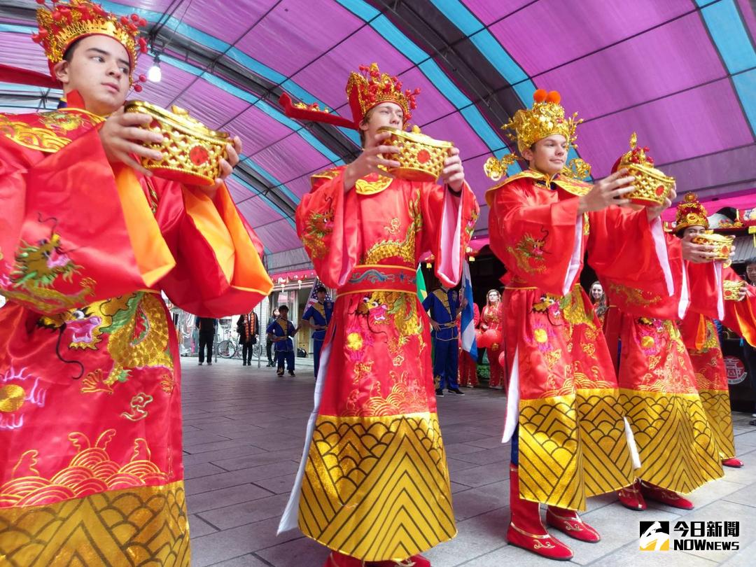 ▲阿度仔學生扮五路財神。（圖／記者邱嘉琪攝 , 2018.01.30）