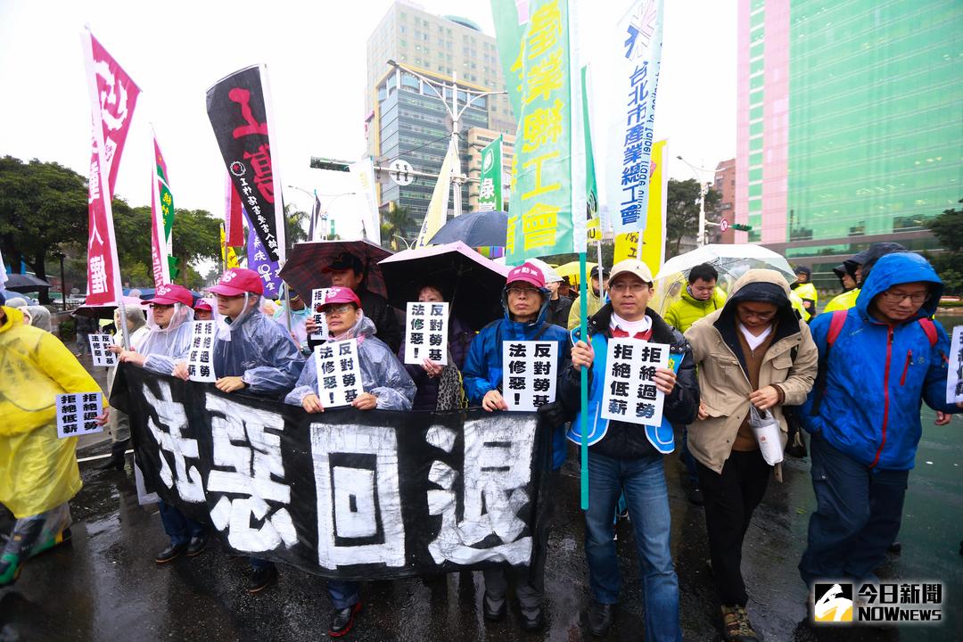 ▲《勞基法》當年修正之後砍掉七天國定假日，隔年又延伸修改「一例一休」相關條例爭議，勞團上街抗議。（圖／NOWnews資料照）