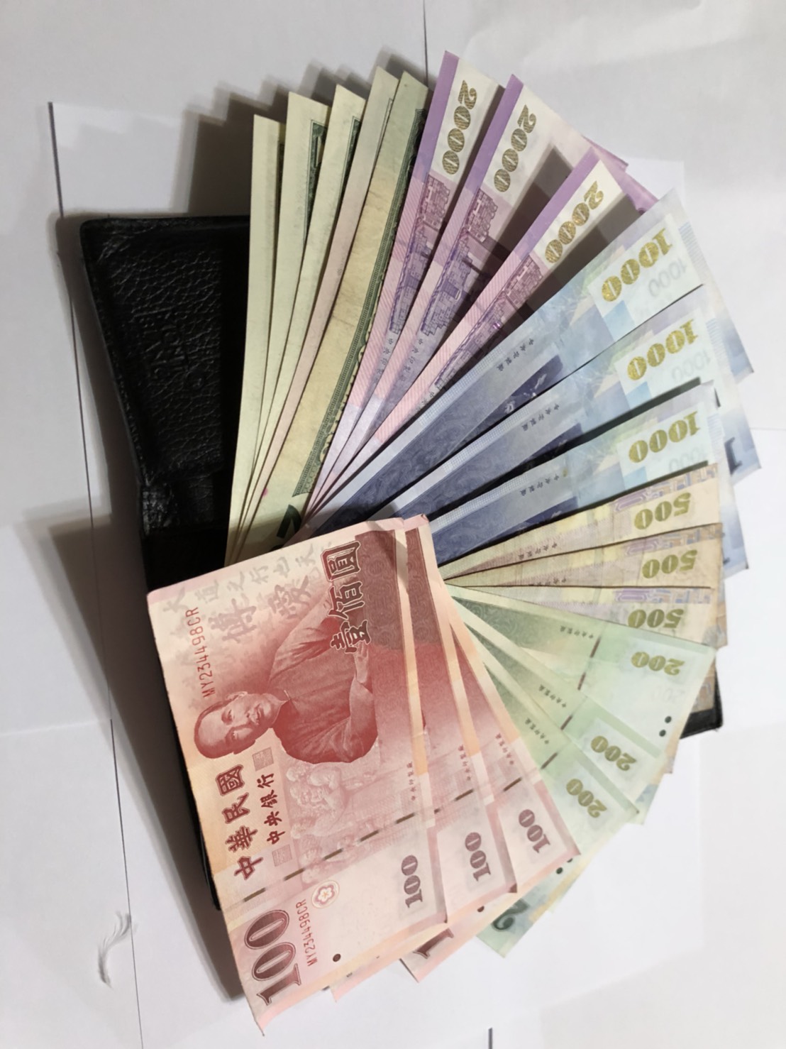 ▲易經財經專家陶文指出，兌換新鈔後要按照幣值大小，整齊排放在錢包裡，善用新鈔開運發。（圖／公關照片）