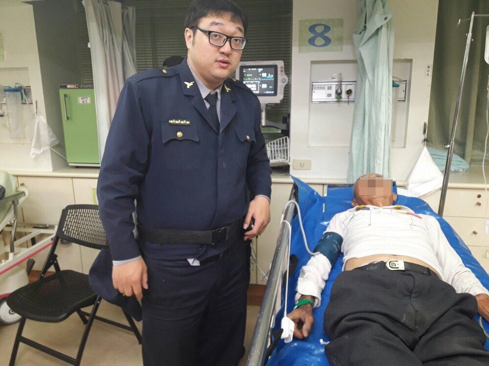 ▲張姓老伯到了醫院後狀況漸趨於穩定，其孫子十分感謝警方即刻救援。（圖／記者許薰方翻攝，2018.01.30）