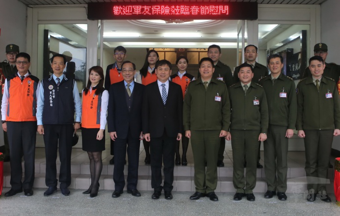 ▲ 軍友保險代理人股份有限公司董事長郭建忠29日率敬軍團慰問憲訓中心並合影。（軍聞社記者周昇煒攝）