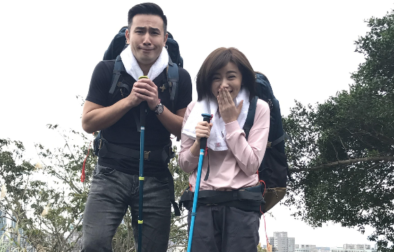 ▲王瞳（右）、傅子純在低溫重現9月爬山橋段。（圖／民視提供，2018.01.29）