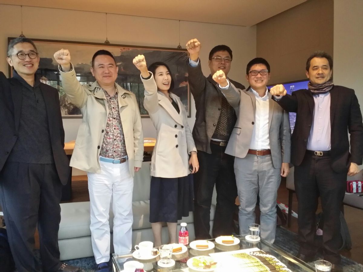 ▲七年級生張婕（中）號召百家企業投入「編舟計畫」，要以多元方式做公益。（圖／記者金武鳳攝 , 2018.1.29）