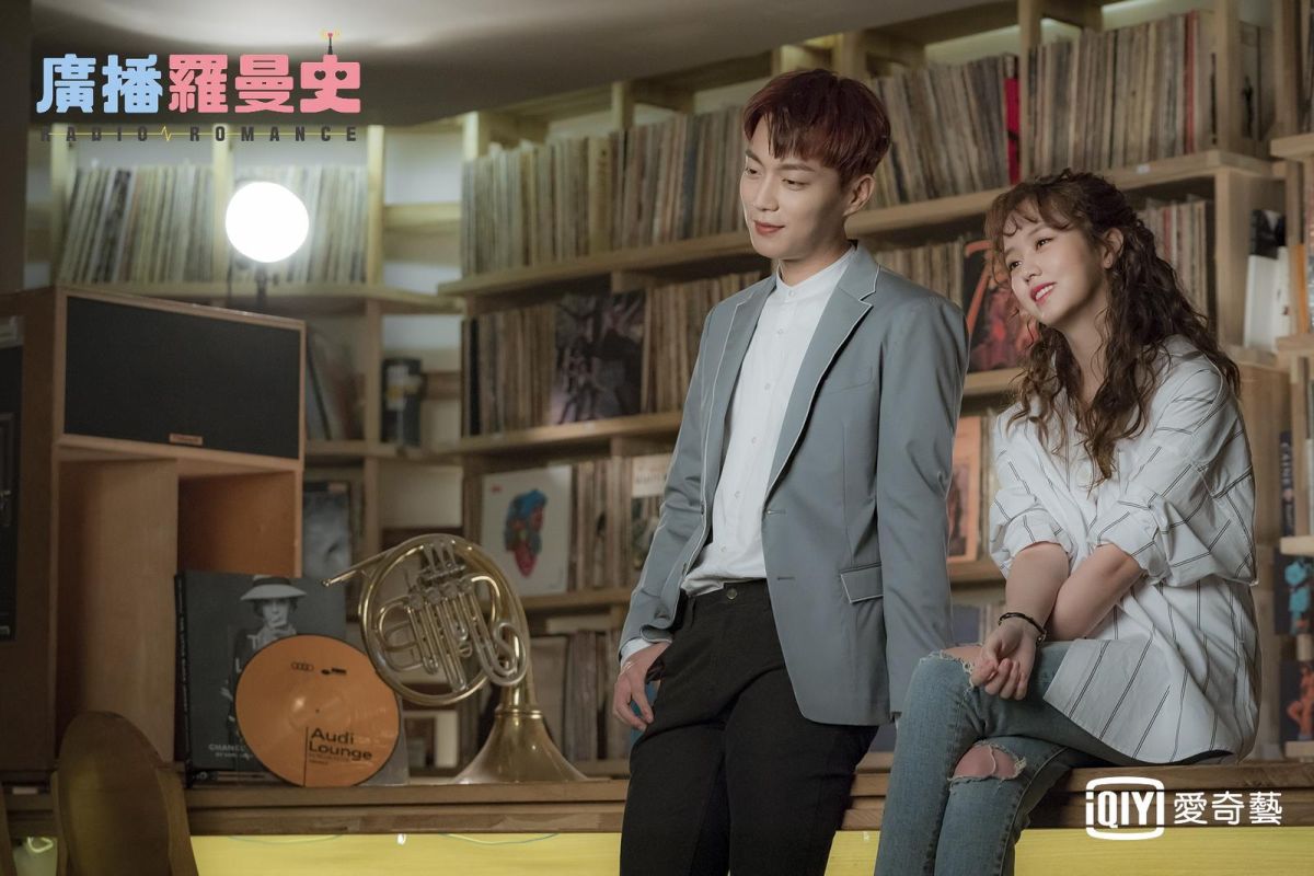 ▲金所炫與尹斗俊在《廣播羅曼史》大談戀愛。（圖／愛奇藝台灣站提供，2018.01.29）