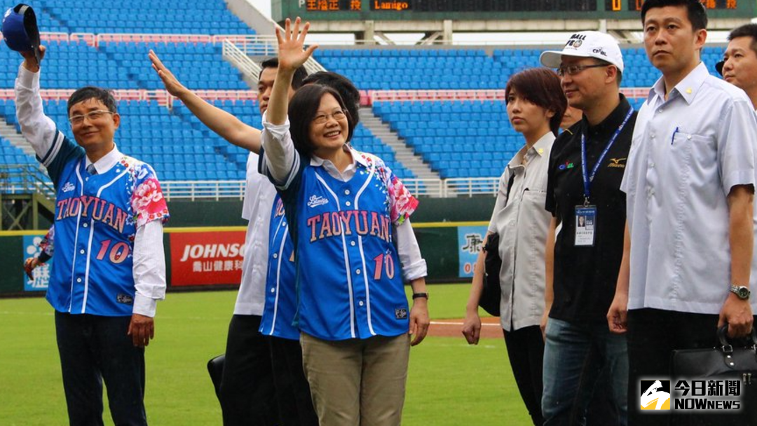 ▲總統蔡英文曾為Lamigo開球過。（圖／NOWnews資料照）