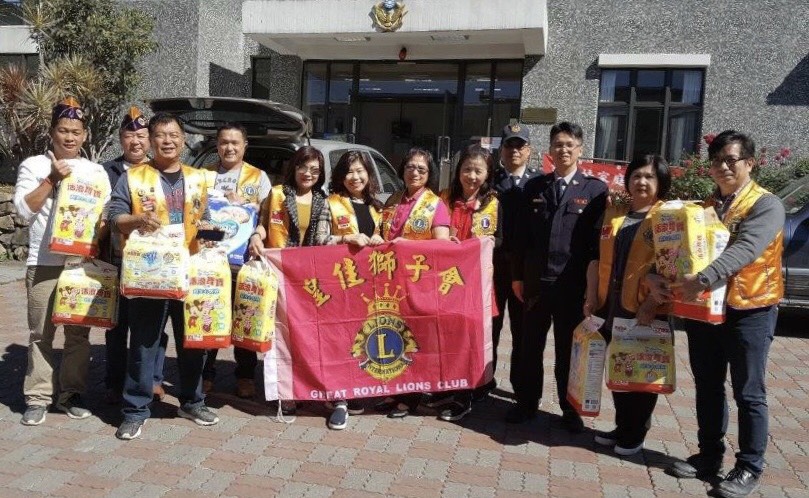 ▲六龜分局那瑪夏分駐所所長潘煜烽主動聯繫皇佳獅子會，獲會長曾郁芳大力支持，並集資捐贈孩童尿布36包、成人尿布60包，於日前發放給需要的弱勢家庭。（圖／記者許薰方翻攝，2018.01.29）