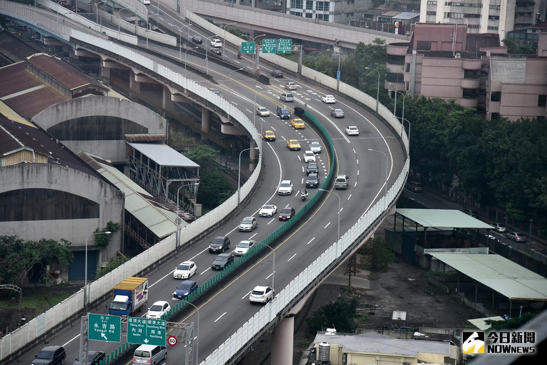 ▲高公局預估，今日下午4時起，高速公路將湧現南下車潮。（圖／NOWnews資料圖片）