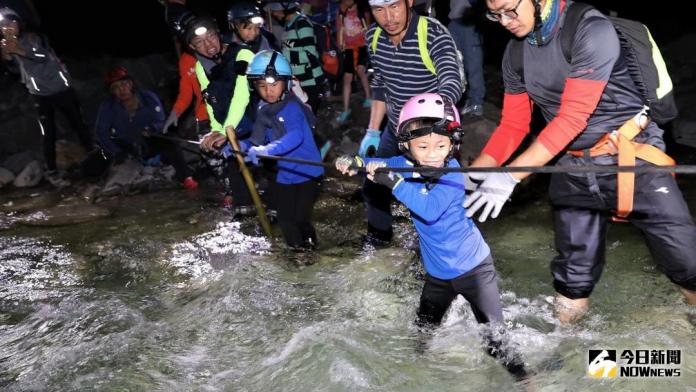 ▲年僅6歲的學員蔡宗磬（藍衣者），在教練的細心指導下，勇於嘗試「夜間水域橫渡」課程。（圖／記者宋德威攝 , 2018.01.28）