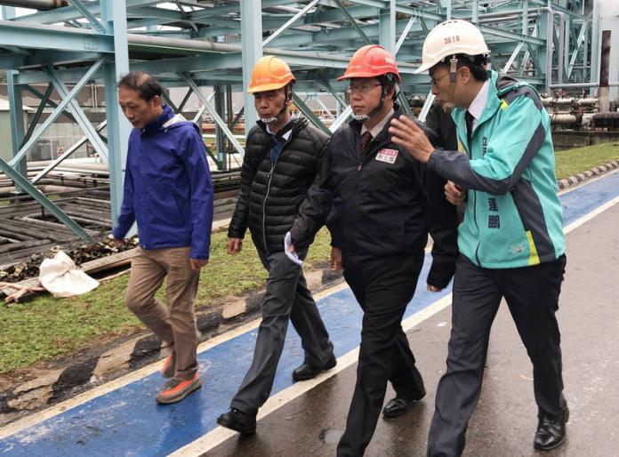 ▲中油桃園煉油廠29日清晨傳出氣爆火警意外，桃園市長鄭文燦（右2）上午趕至現場視察，強調煉油廠遷廠應明確化，並提出時間表。（翻攝自鄭文燦臉書）中央社記者邱俊欽桃園傳真107年1月29日