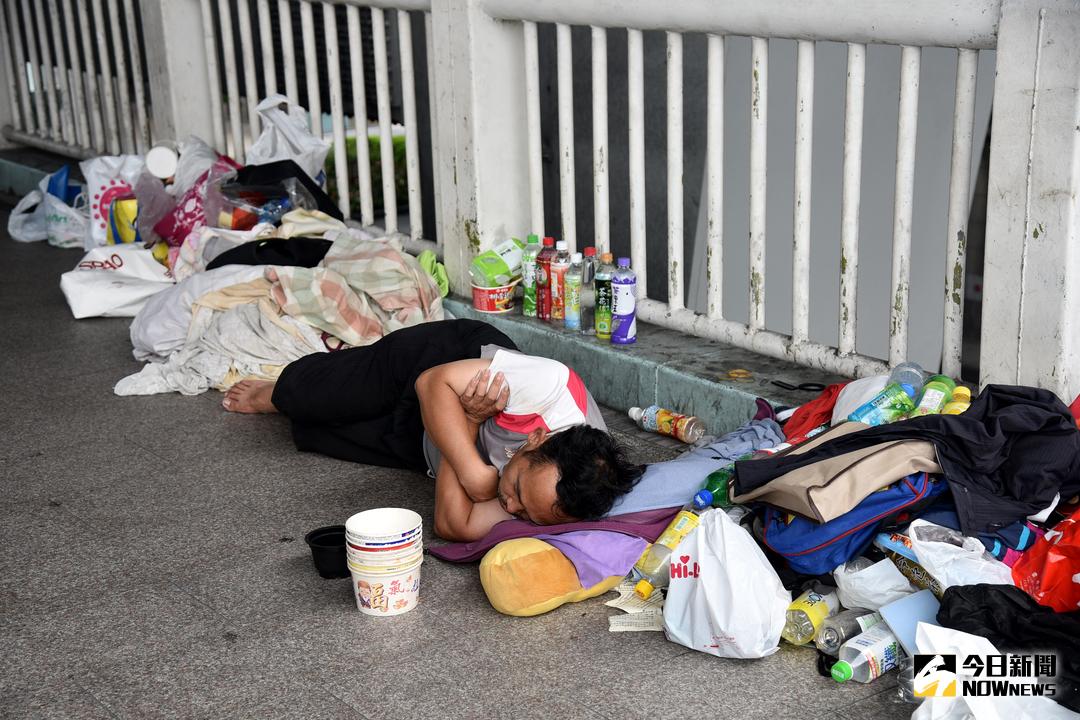 ▲人情冷暖！街友飯碗裡「滿滿菸蒂」，背後真相惹淚崩。（圖／NOWnews資料照）