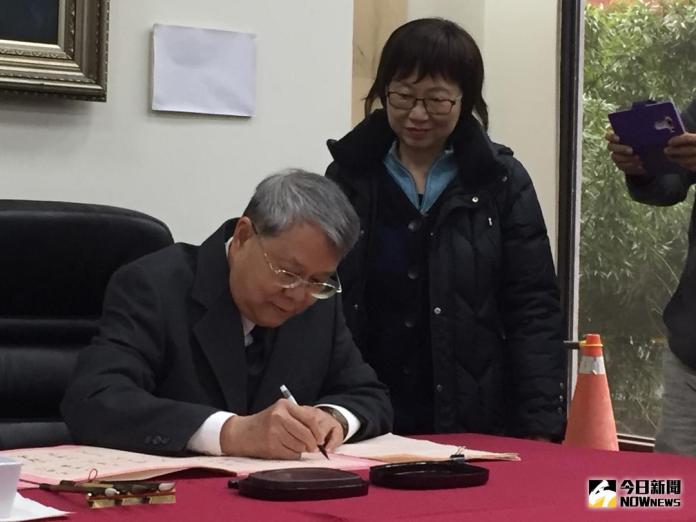 ▲新任監察委員陳師孟29日在就職簽名簿簽名。（圖／林仕祥攝 , 2018.1.29）