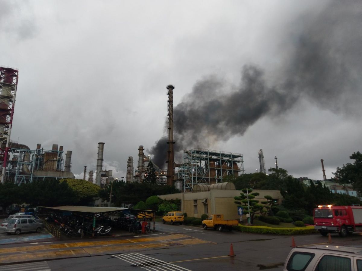 ▲中油公司位在桃園市龜山區民生北路的煉油廠，29日清晨6時許發生大火，該選區立委、民進黨立委鄭運鵬表示，據了解是第二加氫脫硫工場歲修重新開爐時，疑似爐管問題發生氣爆。（圖／翻攝自鄭運鵬臉書）
