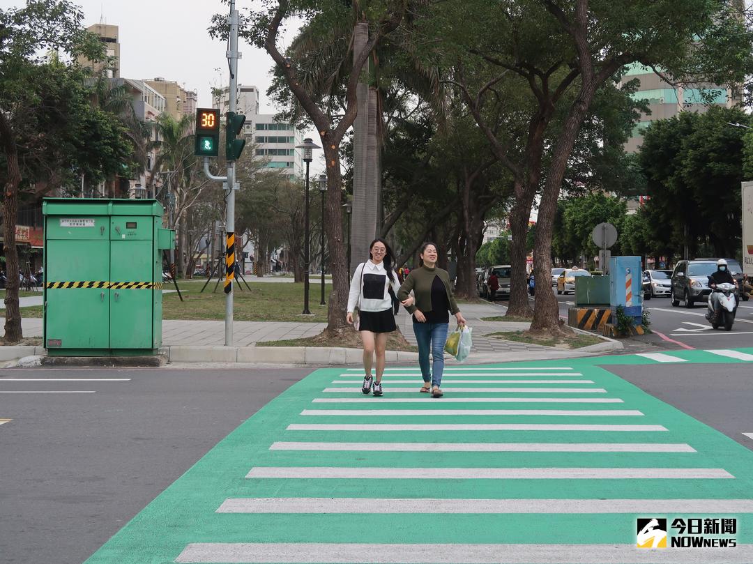 ▲新竹綠園道設40處小綠人指示燈，讓市民安心過馬路。（圖／陳志偉攝，2018.01.28）