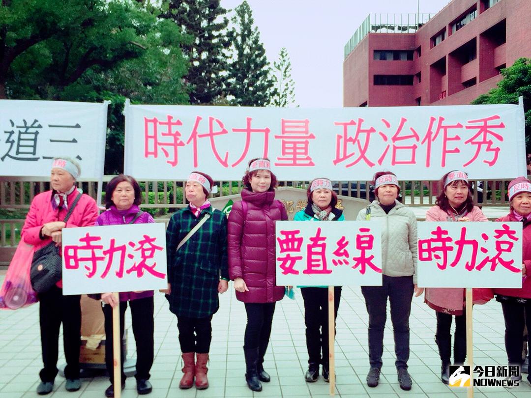 ▲竹市公道三聽證會，支持者盼直線方案盡速通過。（圖／陳志偉攝，2018.01.28）