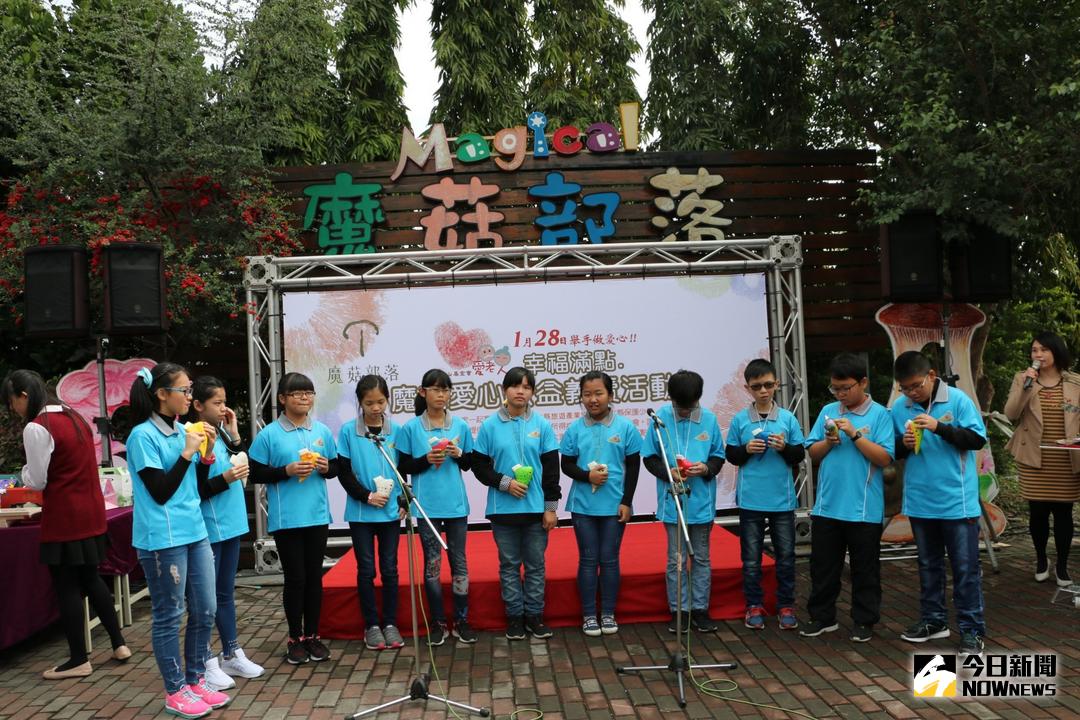 ▲埔心魔菇部落舉辦新館開幕暨愛心公益義賣音樂會，埔心國小陶笛隊演出開揭序幕。（圖／記者陳雅芳翻攝，2018.01.28）