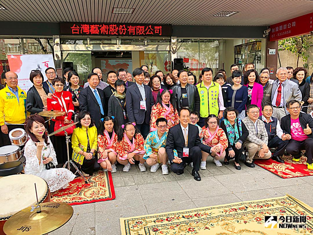 ▲「百藝大展－双金彩陶」239件兩岸藝術家手繪的金酒珍品全新亮相，現埸有二百餘位嘉賓參加慈善拍賣開幕酒會。（圖／記者郭俊暉攝 , 2017.01.27）