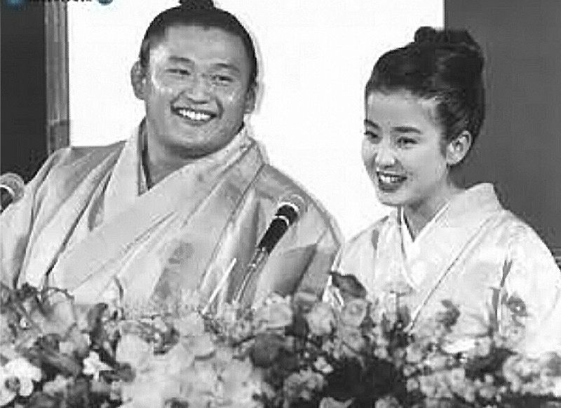 ▲宮澤理惠（右）和貴乃花當年宣布結婚轟動一時。（網路圖，2018.01.28）