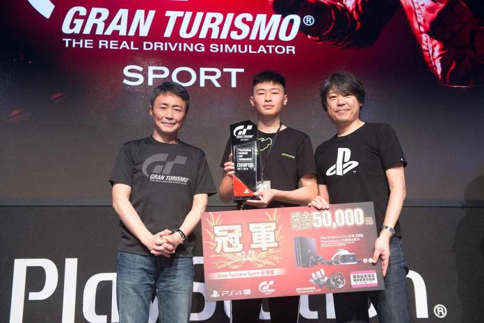▲「GT之父」山內 一典與SIET總經理江口達雄親自頒獎給「Gran Turismo Sport 台灣盃」冠軍「周翼騰」先生。（圖／SIET提供）