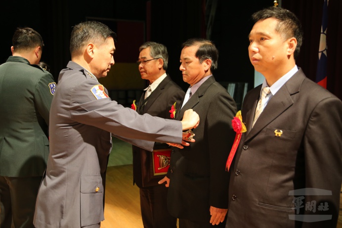 ▲ 國防部副參謀總長執行官陳寶餘上將27日主持連江縣107年後備軍人晉任暨幹部表揚活動，現場頒獎表揚後備軍人楷模及績優輔導幹部。（軍聞社記者董權輝攝）