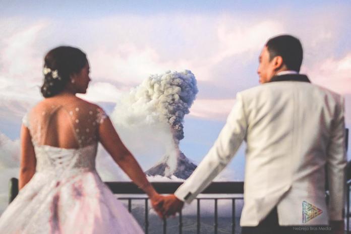 ▲菲律賓一對新人在持續噴發的馬榮火山前拍攝唯美婚紗照。（圖／翻攝自「Nebreja Bros. Media」臉書 , 2018.01.27）
