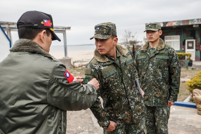 ▲ 海龍儲訓144期隊員27日獲頒俗稱蛙牌的「海龍蛙兵臂章」。（軍聞社記者郭家良攝）