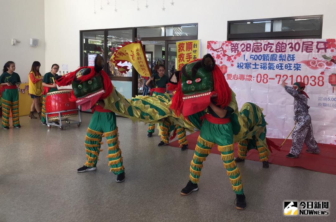 ▲內埔國小所組成的舞獅隊及財神爺跳加官，為創世屏東院區帶來歡樂氣氛。（圖／記者陳宗傑攝,2018.01.26）