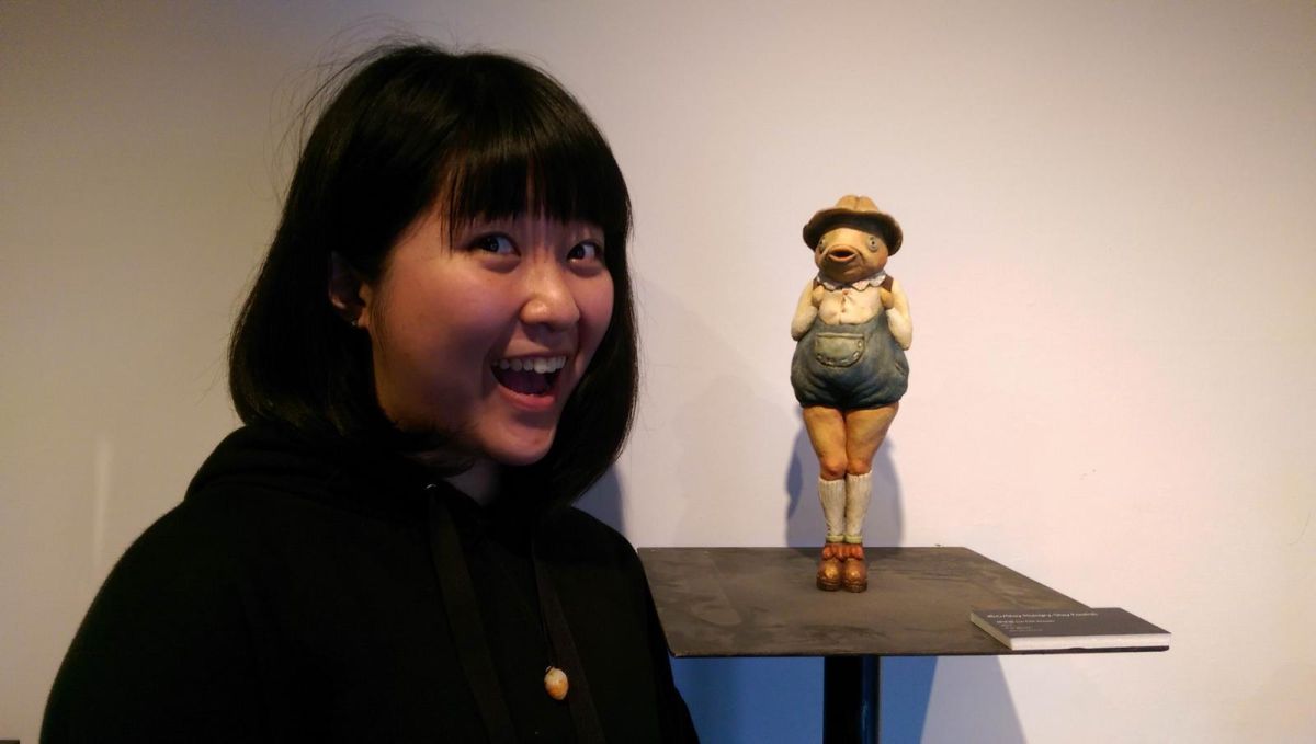 ▲就讀台藝大雕塑系大二的林芝萱與她的木雕作品「初心」。（圖／記者李清貴翻攝 , 2018.01.26）