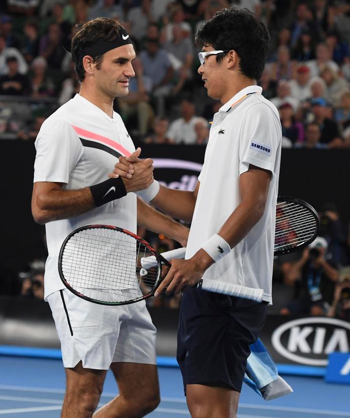 ▲鄭泫（右）因傷退賽Roger Federer（左）上前致意。（圖／美聯社／達志影像）