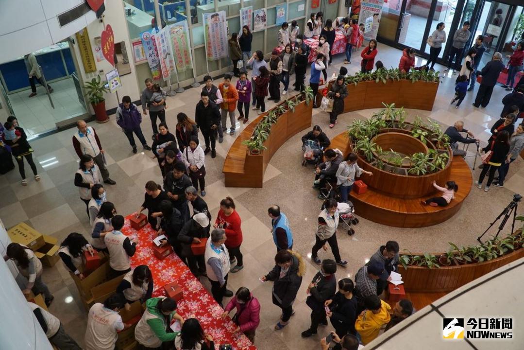 ▲新竹縣政府致贈圍爐年菜，溫暖360戶經濟弱勢家庭。（圖／記者常似虎翻攝 , 2018.01.26）