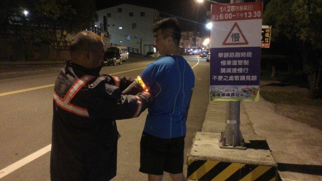 ▲選手們為取得佳績，常利用下班時間加強訓練，惟傍晚天色昏暗，容易發生意外時段，桃源分駐所提醒選手及用路人，配戴發光手環或反光飾品，讓自身的安全，多一層保障。（圖／記者宋汝夔翻攝，2018.01.26）