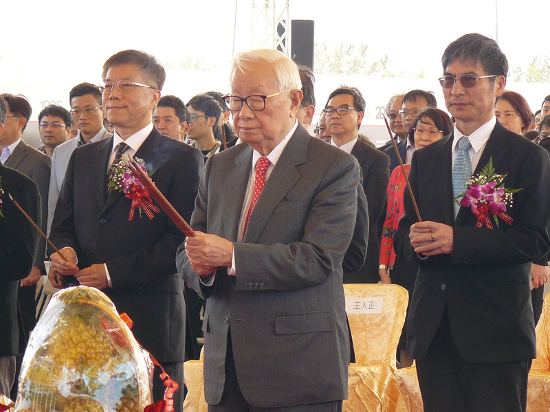 ▲台積電5奈米晶圓18廠26日動土，董事長張忠謀（中）親自主持動土典禮。中央社記者張建中攝107年1月26日