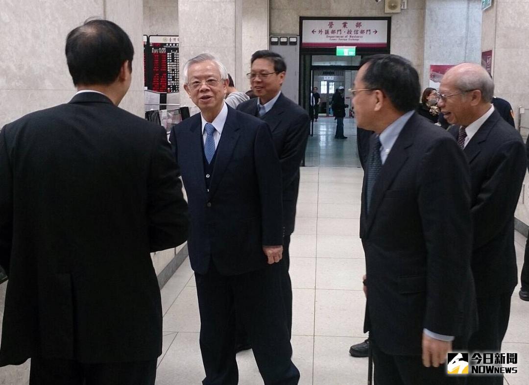 ▲中央銀行總裁彭淮南赴台灣銀行視察狗年生肖套幣銷售情況，被問到新台幣近來大升，他神回：「你去問Trump（美國總統川普）」。（圖／記者顏真真攝 , 2018.01.25）