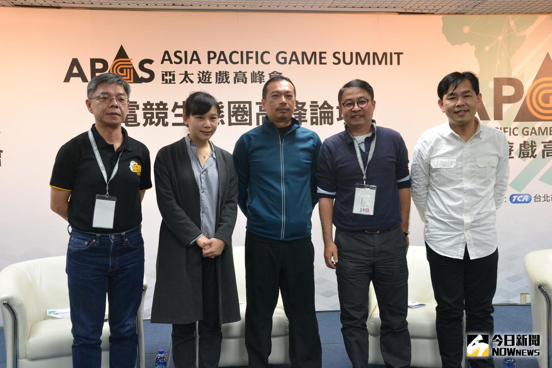 ▲左起台北城市科技大學主任詹勳鴻、閃電狼戰隊領隊畢怜禮、Riot Games行銷與電競總監陳柏壽、中華民國電競協會秘書余錦亮、與Yahoo電競頻道總製作賴俊光。（圖／記者顏大惟攝， 2017.01.25）