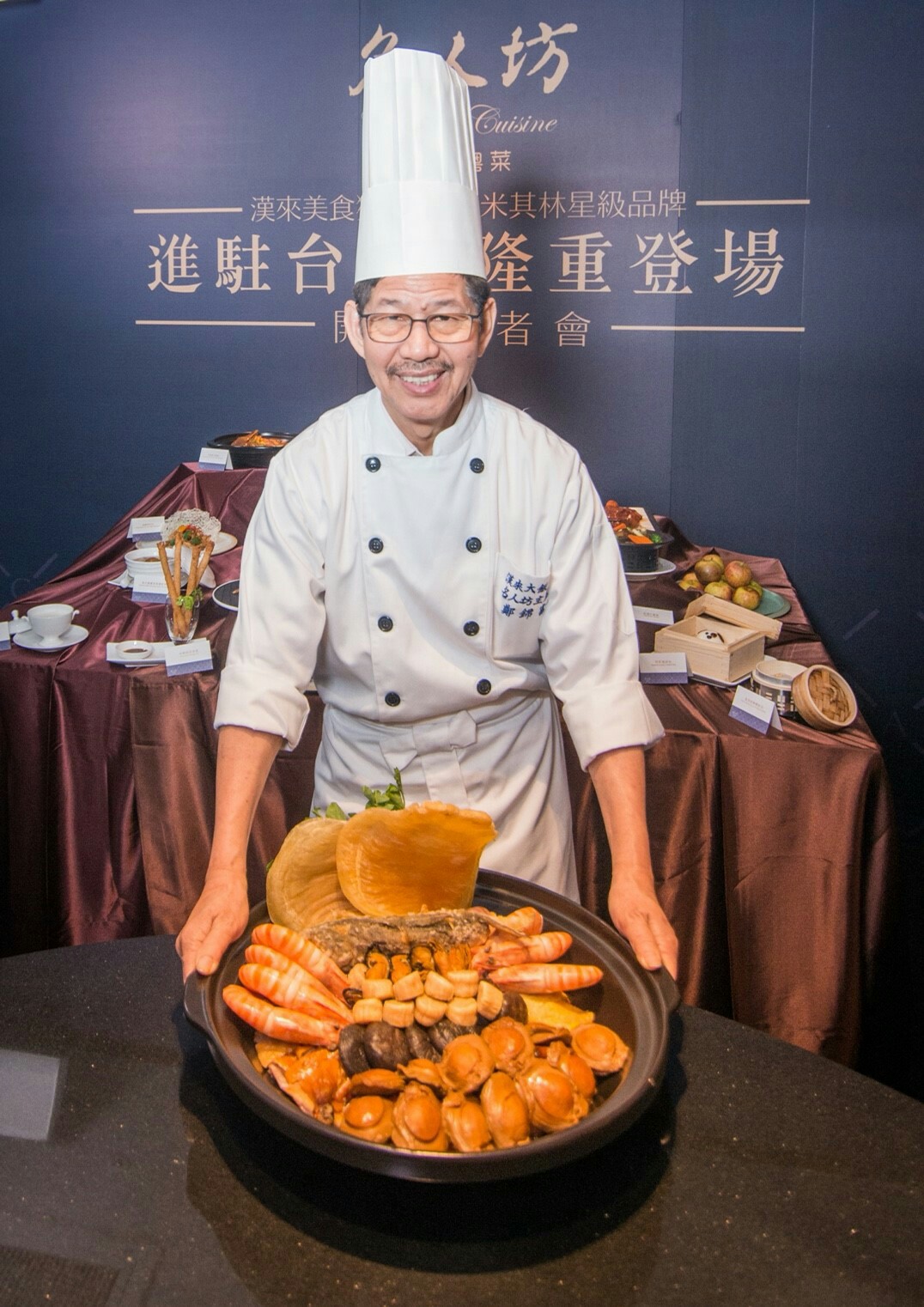 ▲香港米其林星級餐廳名人坊的招牌主廚鄭錦富，應景端出的「年菜之王」富貴盆菜，一鍋要價2萬元。（圖／記者金武鳳攝 , 2018.1.25）