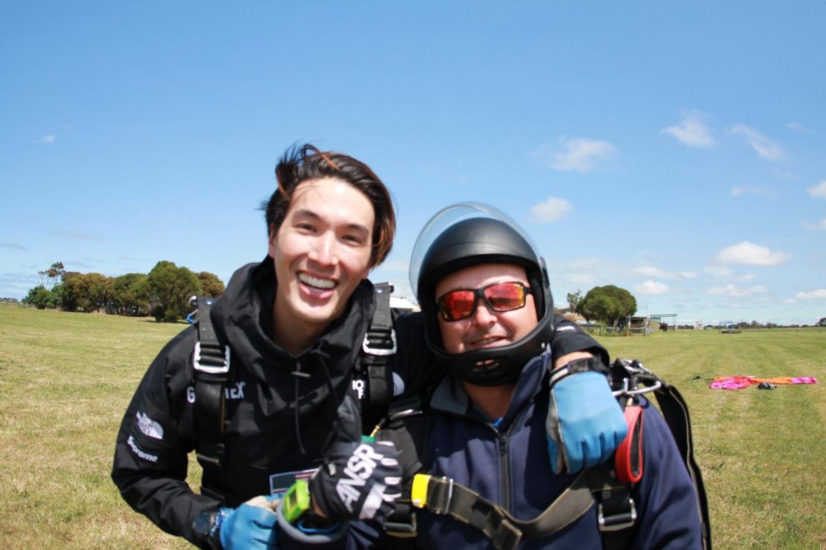 ▲錦榮（左）挑戰跳傘。（圖／亞旅台提供 , 2018.1.25）