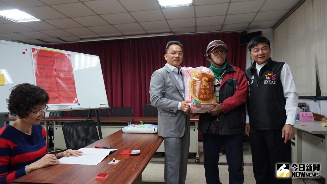 ▲北港鎮公所辦理冬令救濟活動，針對鎮內低收入，每戶發放5斤白米二包及20斤白米一包。（圖／記者洪佳伶攝 , 2018.01.25）