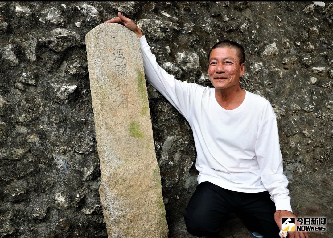 ▲49年次的謝姓民眾為人熱心，常在社區行善公益，及時行樂。他表示，很樂意將收藏多年的「台灣關地界碑」捐贈給政府。（圖／記者宋德威攝 , 2018.01.25）