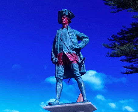 ▲英國庫克船長雕像今（25）日遭潑粉色油漆。（圖／翻攝自Gisborne City Council）