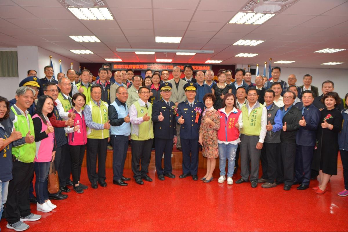 ▲第一分局今由鄭榮崑接任，台南市警察局長黃宗仁親臨主持。（圖／記者黃文博翻攝，2018.01.25）