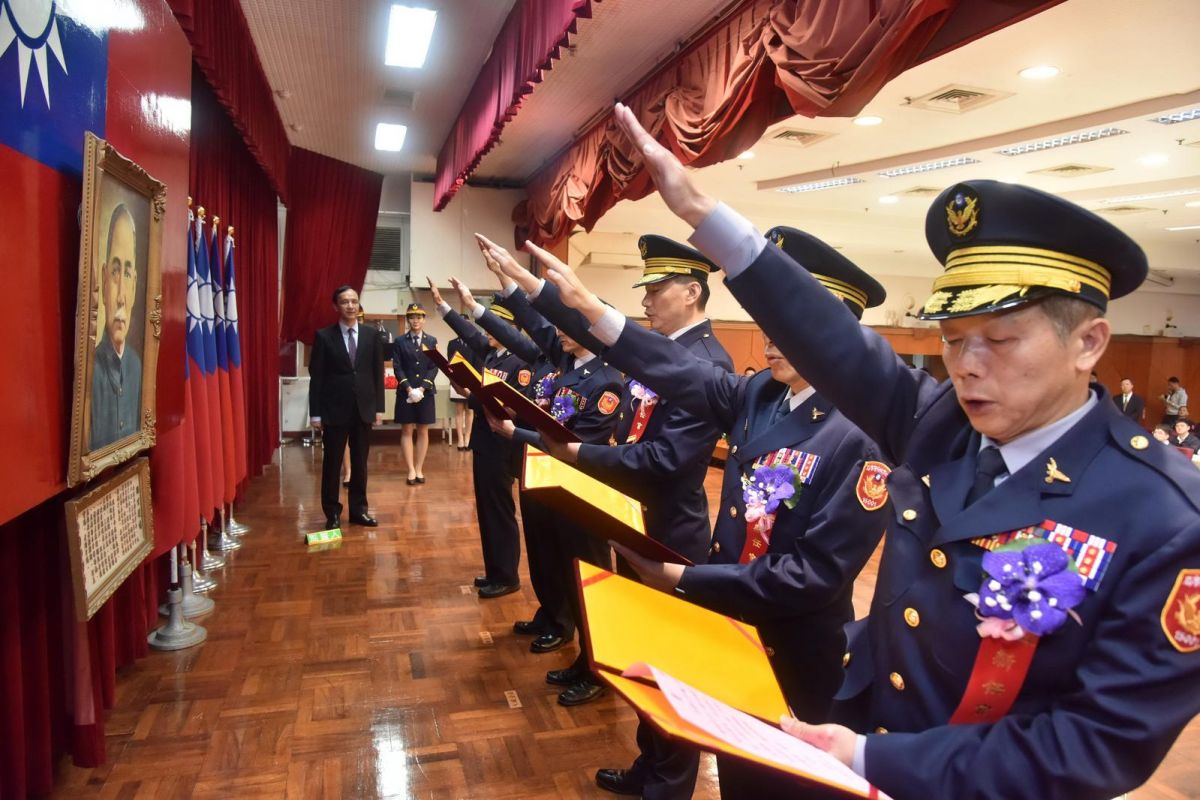 ▲新北市政府警察局，今（25）日舉行5位分局長及刑警大隊長的交接暨就職典禮。新北市長朱立倫感謝卸任的幹部，並歡迎調入市府團隊的新同仁。（圖／新北市政府提供）