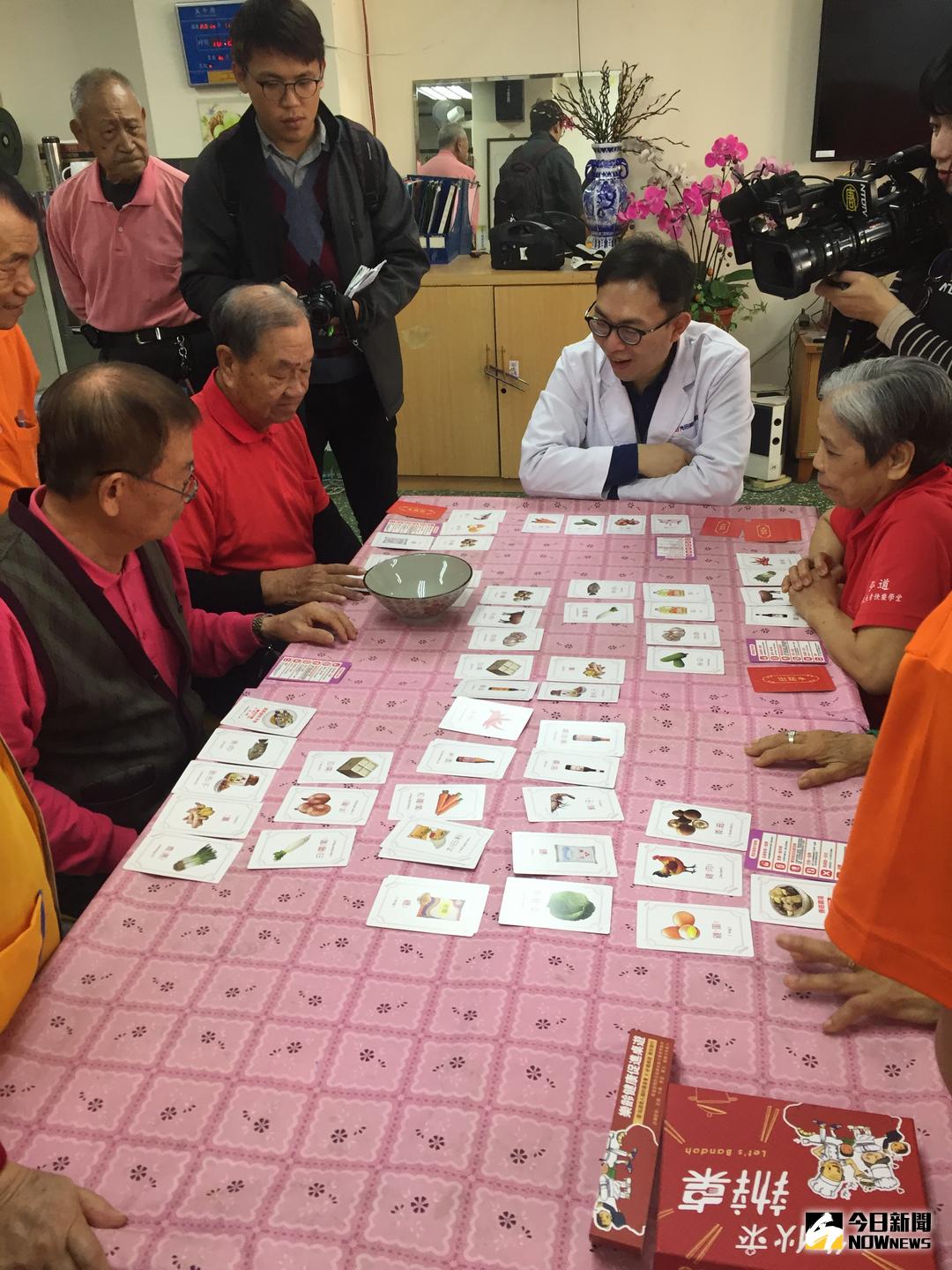 ▲弘道舉辦「總鋪師爭霸戰」，邀請17位西屯福氣長青快樂學堂長輩們同樂。（圖／弘道老人福利基金會提供 , 2018.1.25）