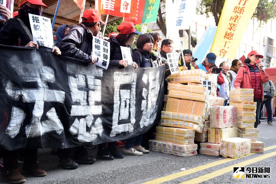 ▲勞基法部分條文修正草案10日三讀通過，勞工團體的抗爭宣告失敗，被砍的7天國假再也回不去了。（圖／記者林柏年攝 ）